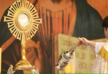 Imagem de uma celebração de Corpus Christi, com o sacerdote incensando a Eucaristia