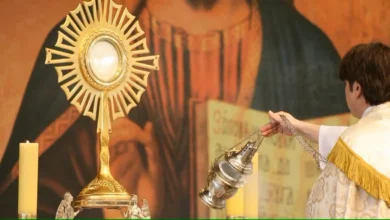 Imagem de uma celebração de Corpus Christi, com o sacerdote incensando a Eucaristia