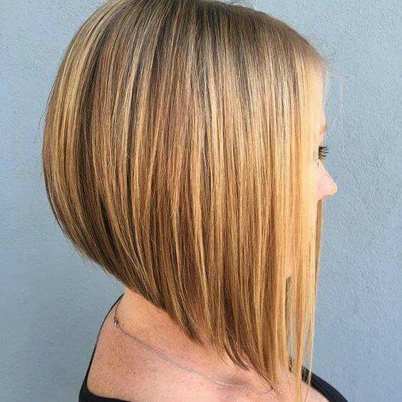 Perfil de mulher com corte de cabelo assimétrico, mostrando fios loiros e comprimento gradativo.