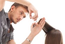Cabeleireiro cortando cabelo feminino com tesoura, criando um estilo moderno para 2025.