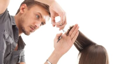 Cabeleireiro cortando cabelo feminino com tesoura, criando um estilo moderno para 2025.