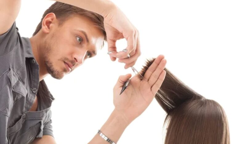 Cabeleireiro cortando cabelo feminino com tesoura, criando um estilo moderno para 2025.
