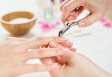 Pessoa realizando cuidado delicado das unhas com alicate para cutículas