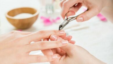 Pessoa realizando cuidado delicado das unhas com alicate para cutículas