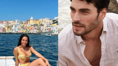 tor turco olhando para o lado com expressão séria, e atriz turca sorridente em um barco com cenário de cidade costeira ao fundo, lado a lado.