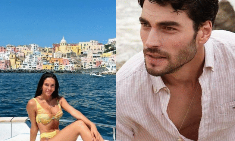 tor turco olhando para o lado com expressão séria, e atriz turca sorridente em um barco com cenÔrio de cidade costeira ao fundo, lado a lado.