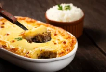 Escondidinho de carne de sol com aipim, prato típico da culinária nordestina.