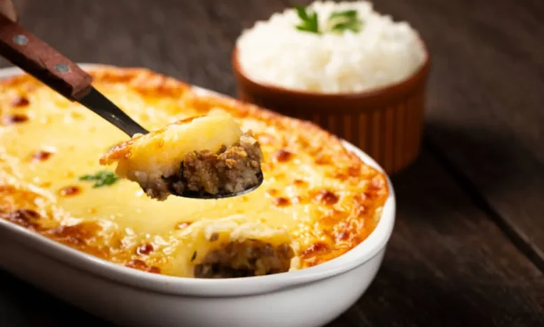 Escondidinho de carne de sol com aipim, prato típico da culinária nordestina.