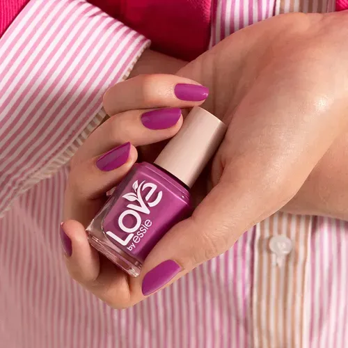 Esmalte vegano Love by Essie em tom roxo vibrante, com fórmula livre de toxinas