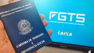 Carteira de trabalho sendo segurada com a tela de fundo mostrando o logo do FGTS e CAIXA