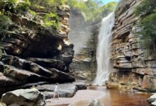 Cachoeira deslumbrante na Chapada Diamantina, Bahia, com queda d’água cercada por rochas e vegetação exuberante