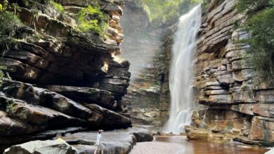 Cachoeira deslumbrante na Chapada Diamantina, Bahia, com queda d’água cercada por rochas e vegetação exuberante