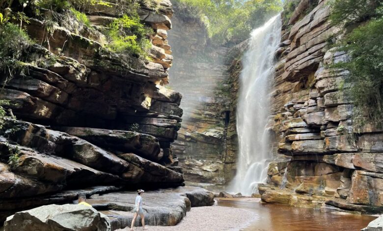 Cachoeira deslumbrante na Chapada Diamantina, Bahia, com queda d’água cercada por rochas e vegetação exuberante