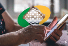 Idoso acessando informações do INSS pelo celular com destaque para o logotipo da instituição.