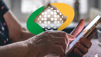 Idoso acessando informações do INSS pelo celular com destaque para o logotipo da instituição.