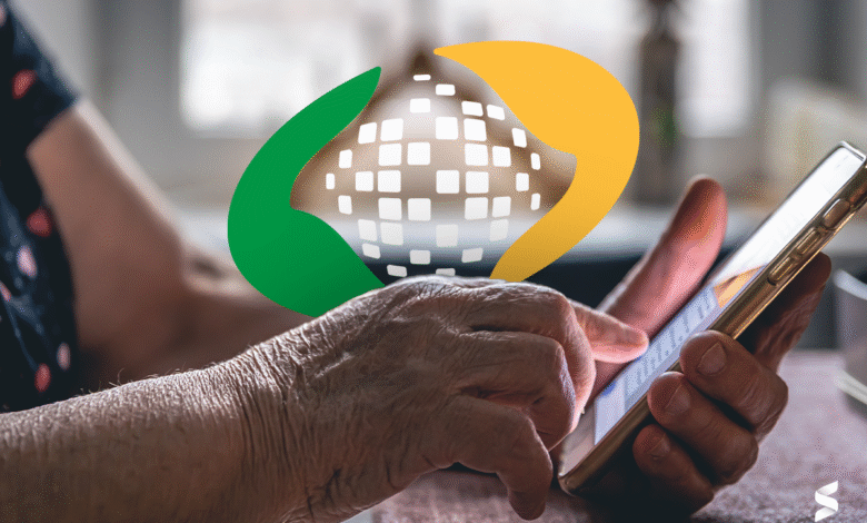 Idoso acessando informações do INSS pelo celular com destaque para o logotipo da instituição.