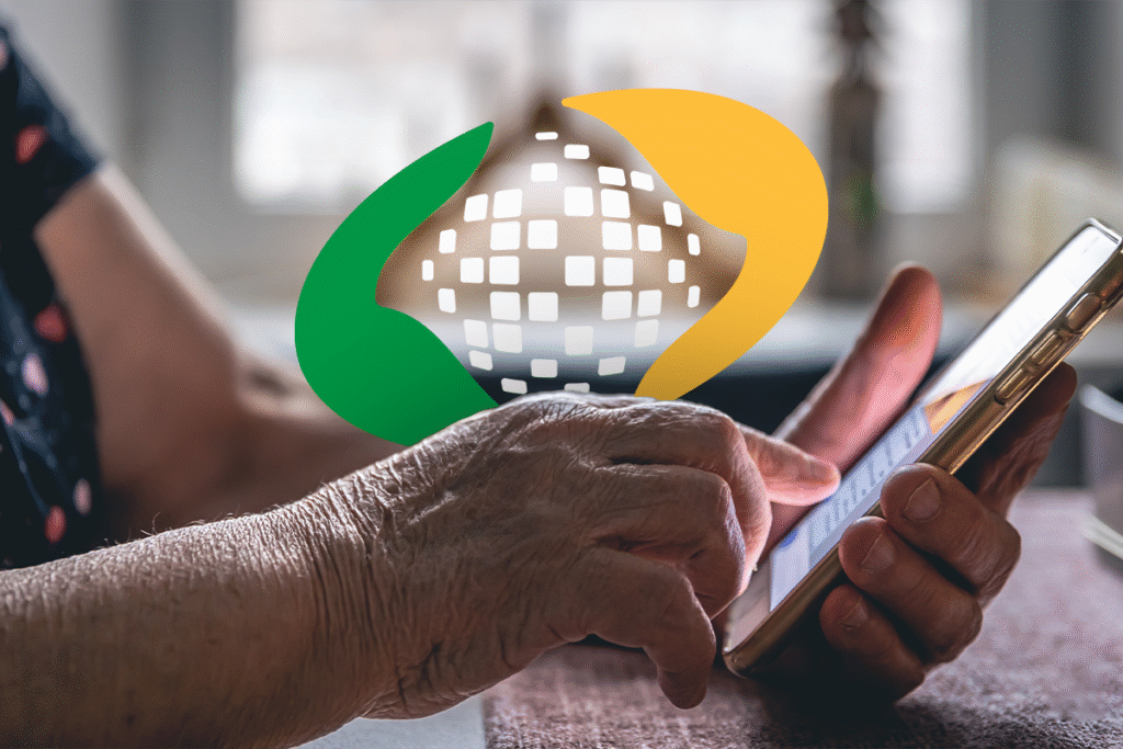 Mãos de pessoa idosa usando um celular, simbolizando o acesso digital ao benefício do salário-família pelo INSS.