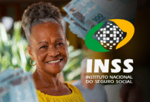 Aposentada sorrindo com notas de 100 reais, com o logo do INSS e a notícia sobre reembolso para aposentados e pensionistas.