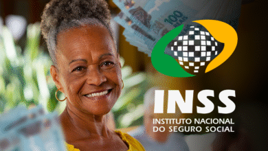 Aposentada sorrindo com notas de 100 reais, com o logo do INSS e a notícia sobre reembolso para aposentados e pensionistas.
