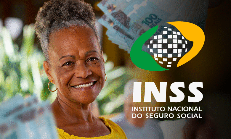 Aposentada sorrindo com notas de 100 reais, com o logo do INSS e a notícia sobre reembolso para aposentados e pensionistas.