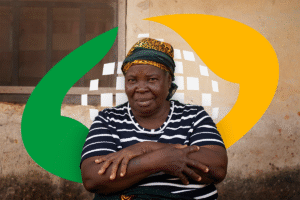 Mulher idosa com braços cruzados em frente a uma parede, com o logotipo do INSS sobreposto.