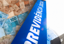 Prédio do INSS com fachada azul e notas de dinheiro em primeiro plano.