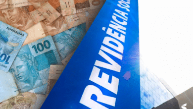 Prédio do INSS com fachada azul e notas de dinheiro em primeiro plano.