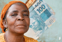 Mulher negra segurando notas de dinheiro, representando planejamento financeiro para aposentadoria.
