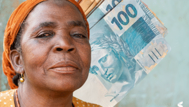 Mulher negra segurando notas de dinheiro, representando planejamento financeiro para aposentadoria.