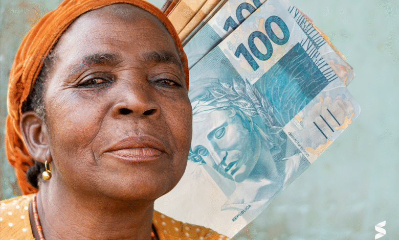Mulher negra segurando notas de dinheiro, representando planejamento financeiro para aposentadoria.
