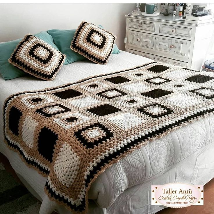 Jogo de cama em crochê com quadrados geométricos nas cores preto, bege e branco.