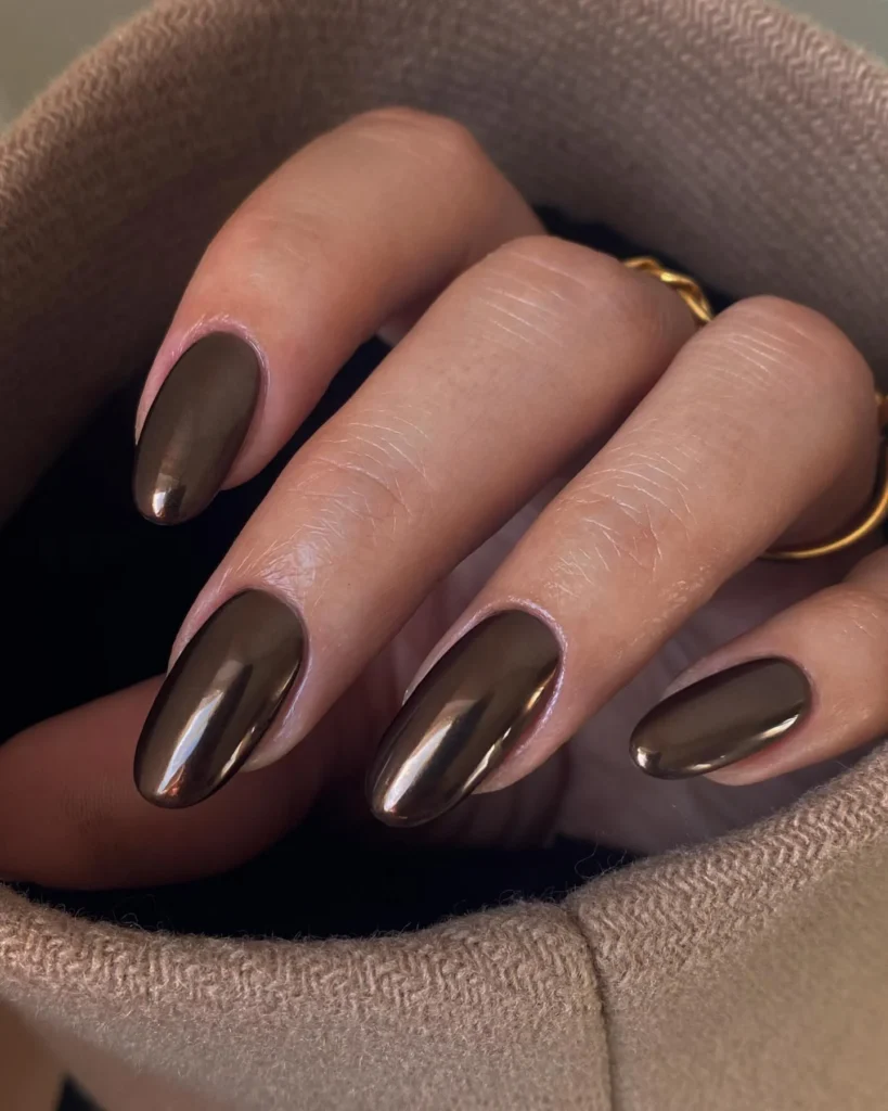  Unhas com esmalte marrom cromado de acabamento espelhado e brilho intenso