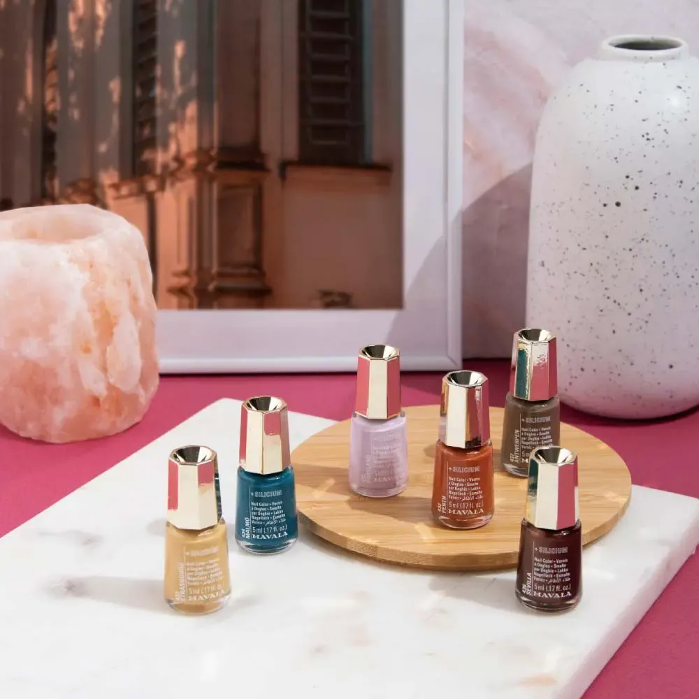 Coleção de esmaltes veganos Mavala com várias cores, incluindo tons vibrantes e neutros
