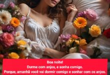 Mulher deitada em uma cama rodeada por flores coloridas, vestindo um delicado vestido branco de seda, transmitindo uma sensação de paz e serenidade.