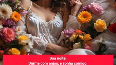 Mulher deitada em uma cama rodeada por flores coloridas, vestindo um delicado vestido branco de seda, transmitindo uma sensação de paz e serenidade.