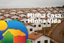 Conjunto habitacional do programa Minha Casa Minha Vida, com várias casas alinhadas