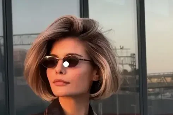 Mulher com corte Mushroom Bob moderno, usando óculos escuros