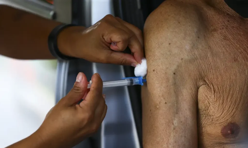 Revelado: As vacinas que todo idoso precisa tomar; e as que quase ninguém sabe que existem