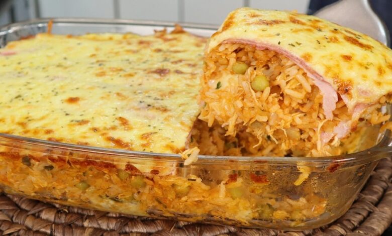 Arroz de forno: conheƧa a receita cremosa que transforma sobras em prato principal