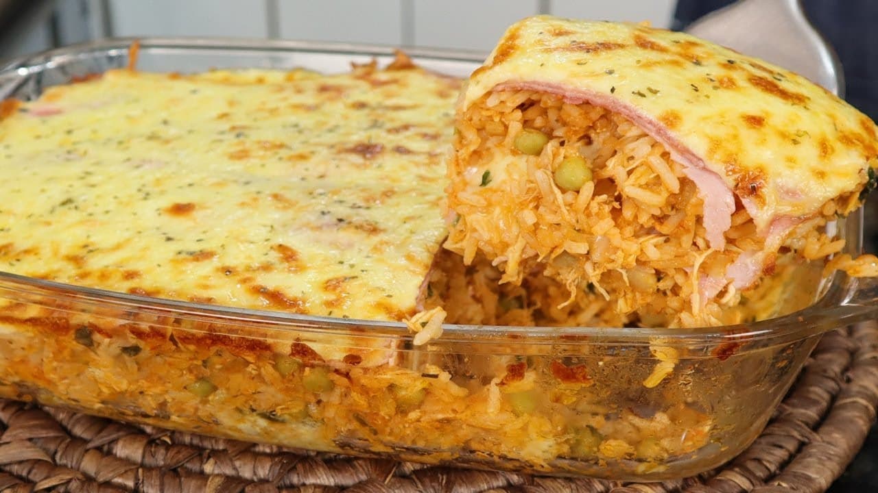 Arroz de forno: conheça a receita cremosa que transforma sobras em prato principal