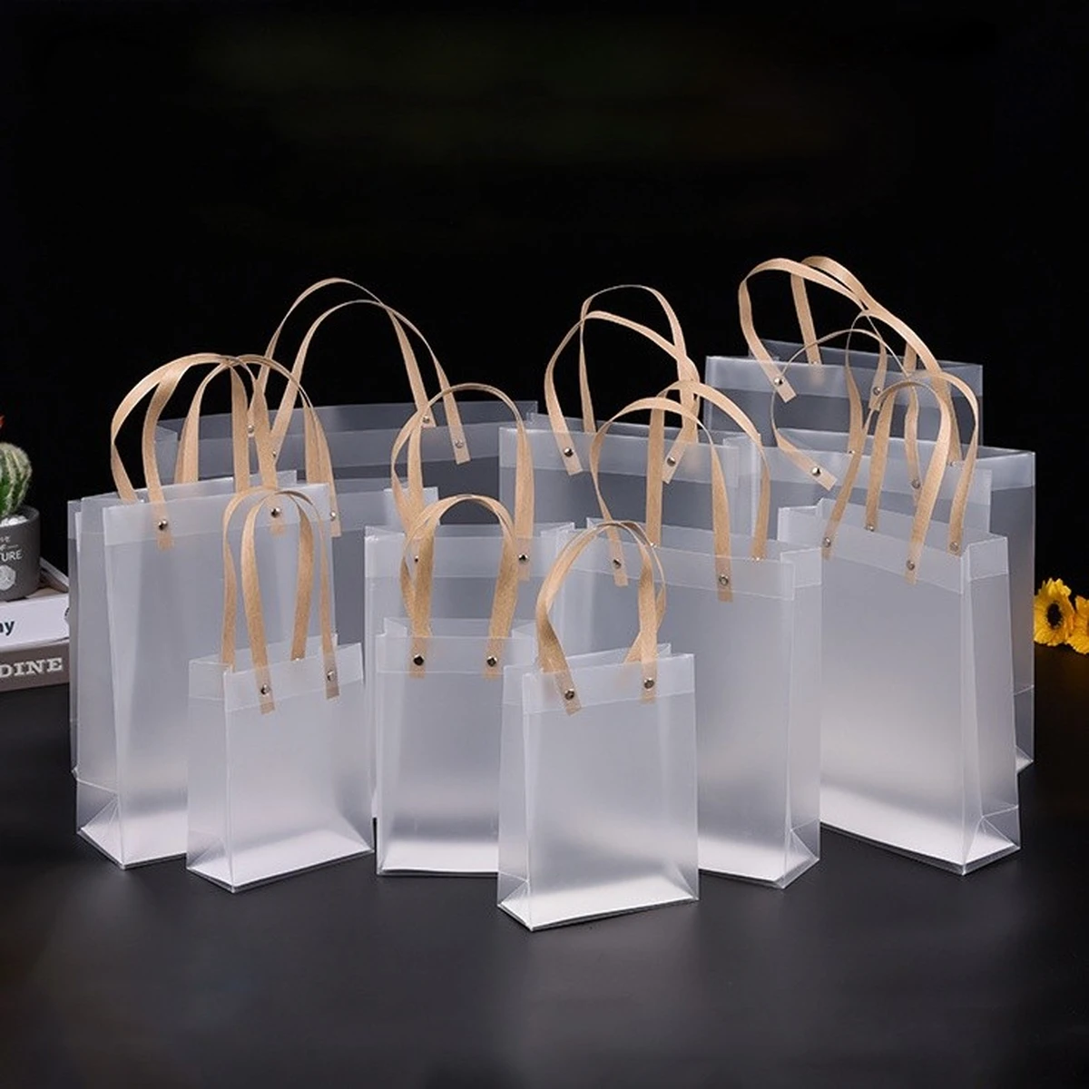 Sacolas transparentes com alças de couro claro, ideais para embalagem de crochê com estilo minimalista.