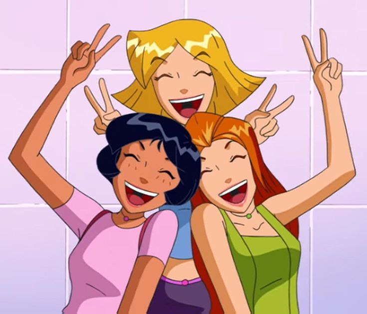 As Três Espiãs Demais sorrindo e fazendo gestos de paz, representando sua amizade e espírito de equipe.