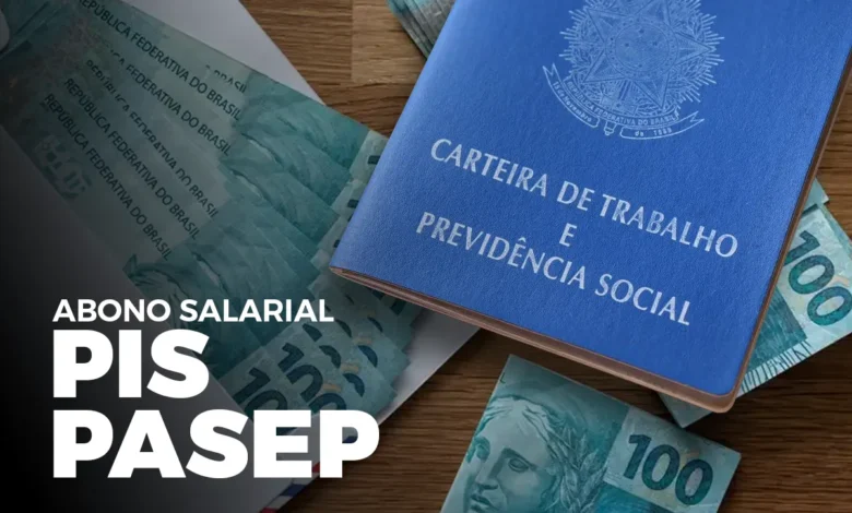 Carteira de Trabalho com dinheiro - Abono Salarial PIS/PASEP