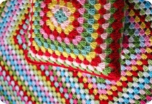 Almofadas e mantas coloridas feitas em crochê com pontos detalhados e texturizados.