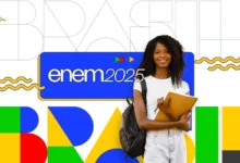 Estudante sorridente segurando caderno com mochila em fundo com design e texto ENEM 2025.