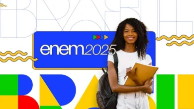 Estudante sorridente segurando caderno com mochila em fundo com design e texto ENEM 2025.