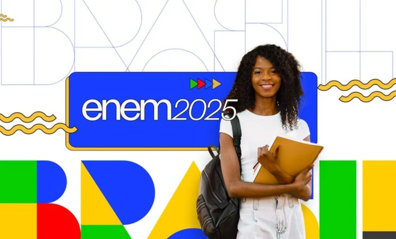 Estudante sorridente segurando caderno com mochila em fundo com design e texto ENEM 2025.