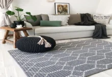 Almofada e tapete de crochê em ambiente moderno e aconchegante