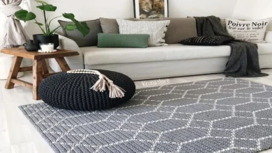 Almofada e tapete de crochê em ambiente moderno e aconchegante