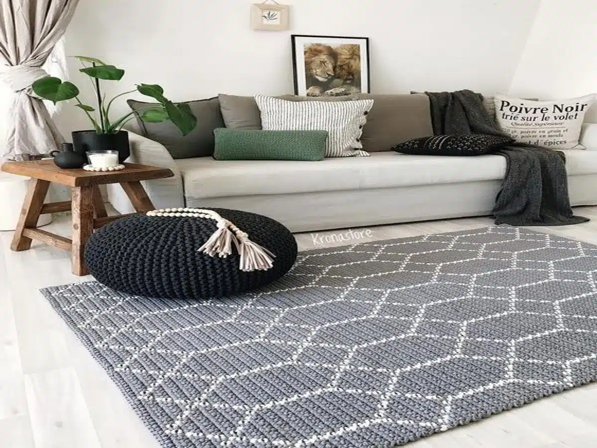Almofada e tapete de crochê em ambiente moderno e aconchegante